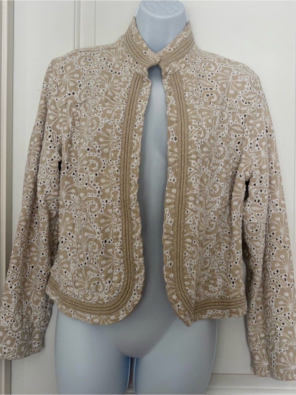 Chicos cropped linen eyelet lace jacket size 2/ large tan white coastal
